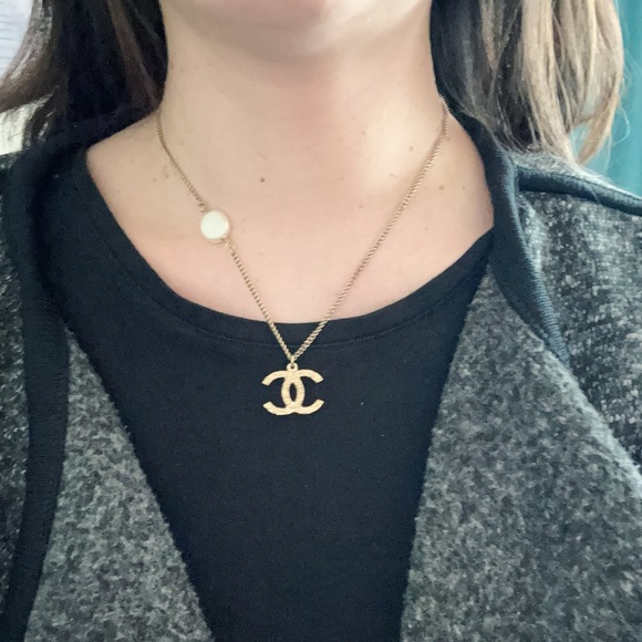 Authentic Chanel gold tone necklace with faux pearl - Picture 7 of 7